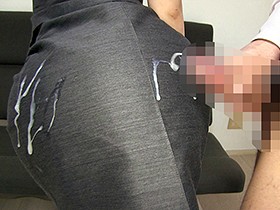 痴漢の指先にも感じちゃう敏感OLあかりさんはスカートだけでなく「マ●コの中までブッカケて下さい！」と中出し懇願するドスケベ痴漢待ち娘！　サンプル画像05